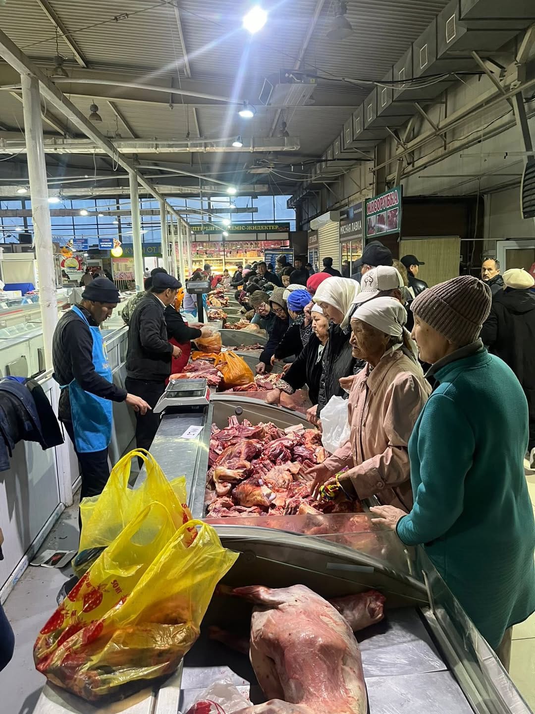 Мен ұйықтап жатырмын, олар мені ұрып жатыр (бейне)