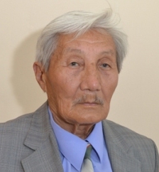 Қара адам қынапта әдемі қуыршақты трахает