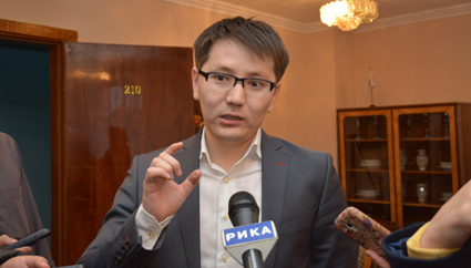 Құлаққаптары бар семіз әйелді сиқытты