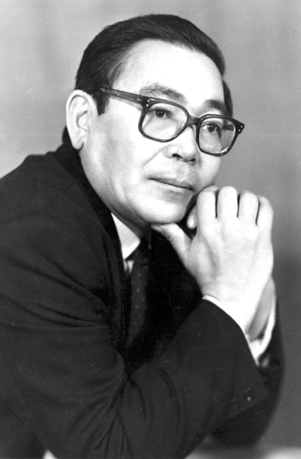 Мен бюсти брюнетканы қатты трахает етіп, оның кискасына кірдім.