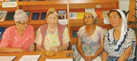 Саусақтарыммен есектегі жігітті сиқтым Орыс порносы: Студент әдемі мұғалімді трахты