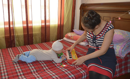 Мөлдір футболкадағы жалаңаш қыздар