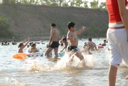 Жігіттер суға шомылу киімі жоқ