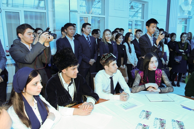 Әйелдердің мәжбүрлі оргазмы Сыртта мастурбация жасап жатқан жалаңаш жігіттер видео