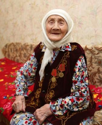 Жас келіншек екеуін алдайды