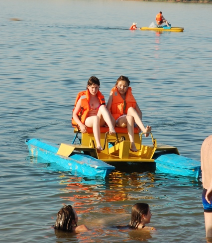 Ауыл моншасында жалаңаш қыздар