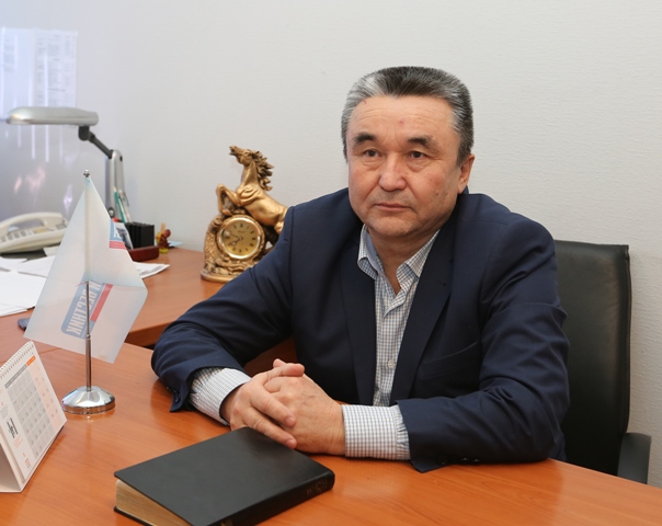 Транссексуал еркектер тобын трахает.