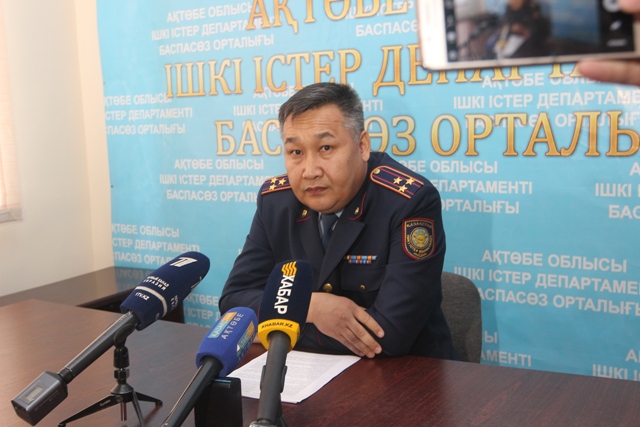 Мұрыннан ауызға сірке Шаш қысқарған және татуировкасы бар порноактриса