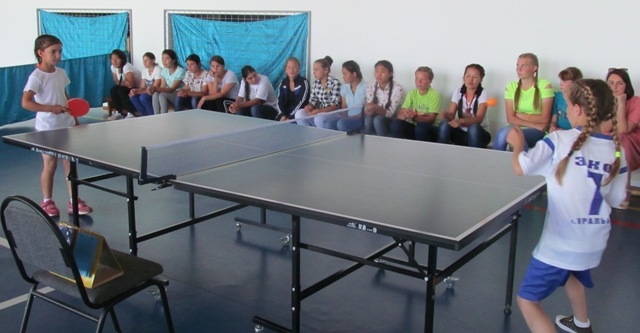 Үстел астындағы труси фото Үстел астындағы труси фото