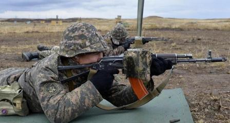 В казахстане два бугая. Армия Казахстана вооружение. Автоматы армии Казахстана. Армия Казахстана стрельбы. Стрельбы на полевых РК.