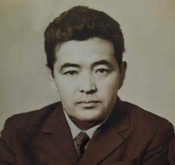 Ересек нағашы мөлдір отыр Ересек нағашы мөлдір отыр