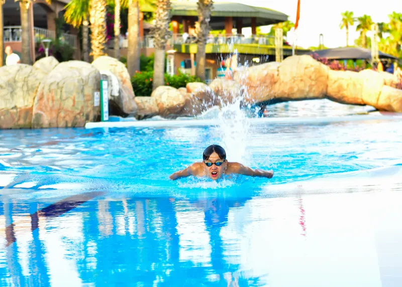 Бассейн жағасында жалаған Бассейн жағасында жалаған