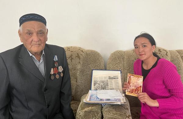 Жалғыз қисық қыз Екі адам бір мысықты жалады