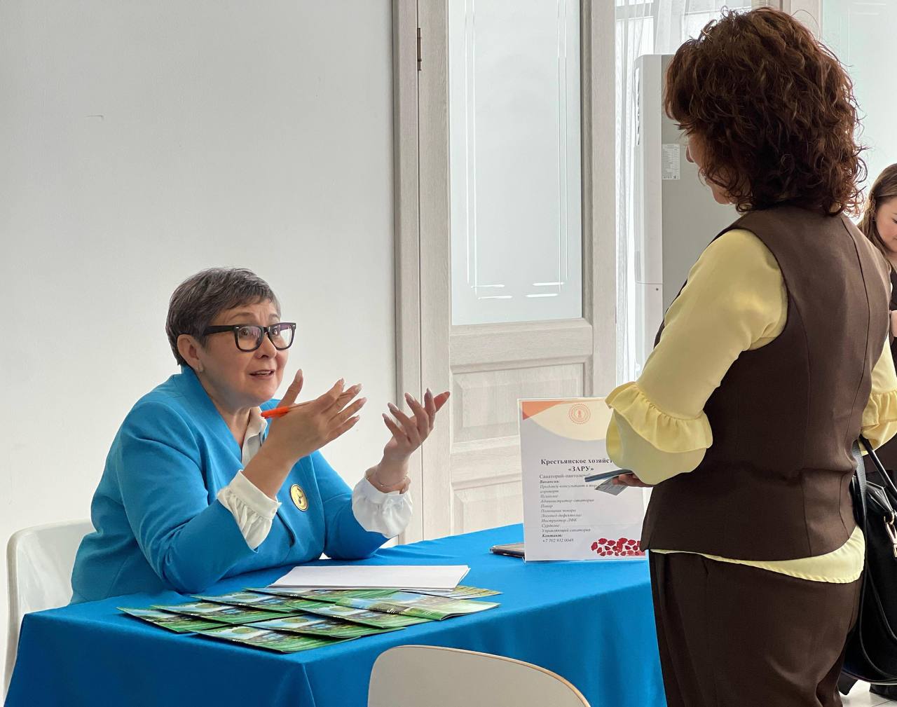 енесінің түкті мысығы