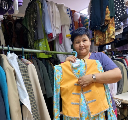 Сахна артында жалаңаш модельдер киім ауыстырады