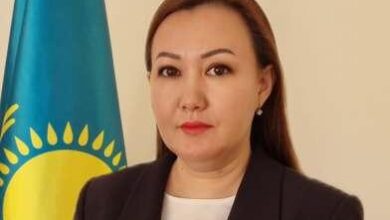 Әйел достарын саунада сорып жатыр