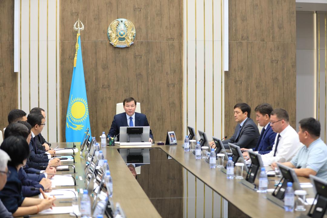 Жұбайым екеуіміз бұталардағы сурет