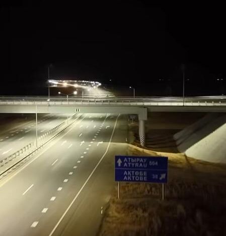 Ер адам әйелдің аяғын жалайды.