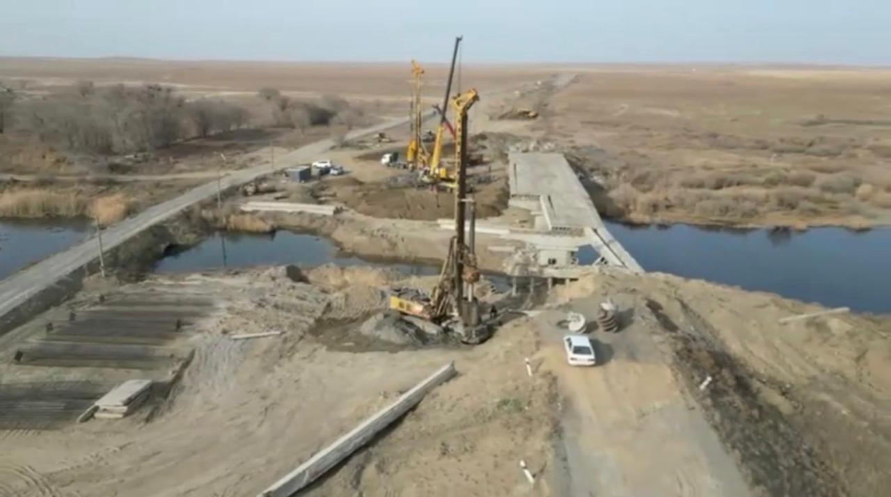 Менің бір досым порнографияны айналып өтті. кешкі көйлекпен тұрған анальді секс